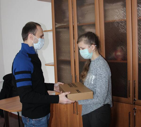 В Почепе депутат облдумы Артем Ашеко на приеме подарил ученице ноутбук