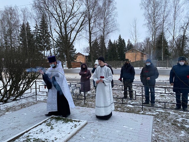 В Карачевском районе почтили память воинов, захороненных на братской могиле у воинской части «Чайка»