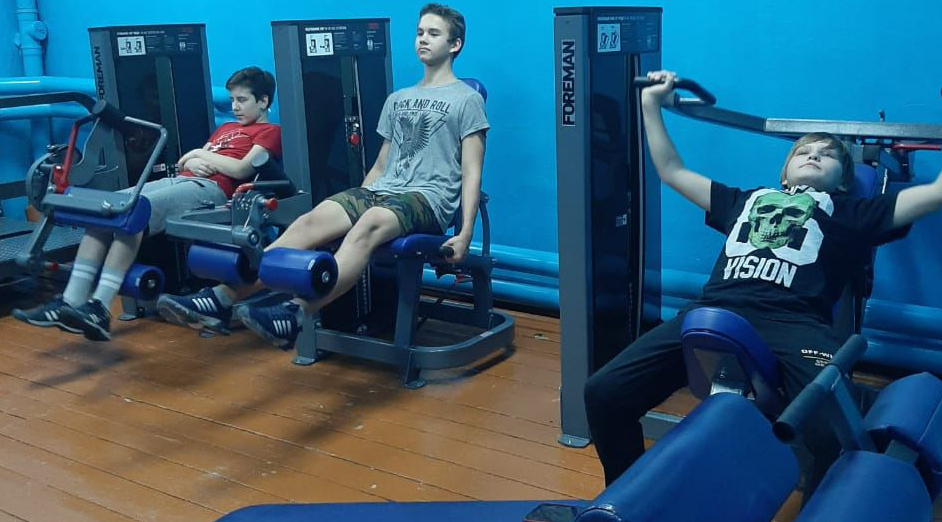 В Климовской спортшколе в канун Нового года установили новые тренажеры