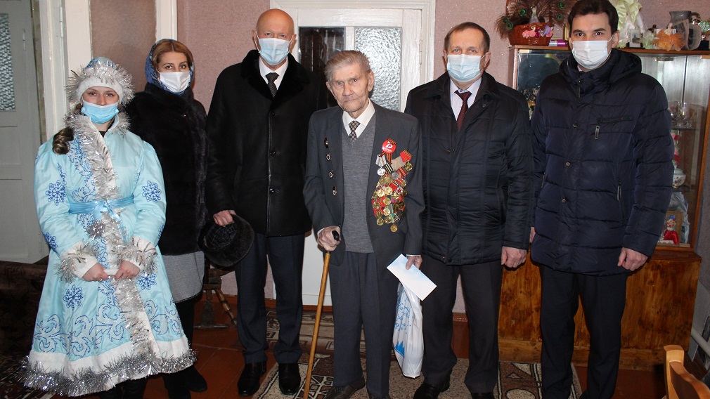 Владимир Пронин поздравил суземских ветеранов и рабочих с наступающим праздником