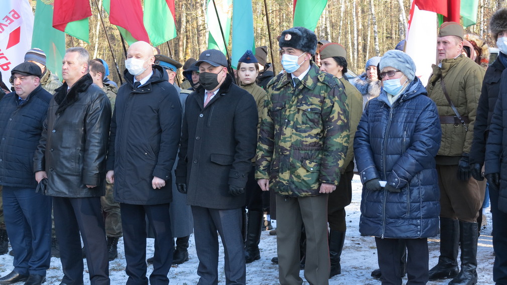 В Новозыбкове к памятникам землякам-героям возложили цветы
