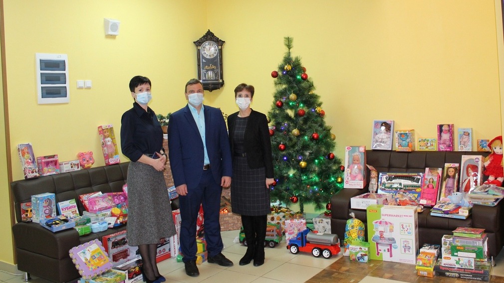 Стародубские школьники передали новогодние подарки тяжелобольным детям