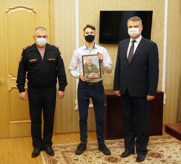 Брянскому школьнику подарили портрет Путина с автографом