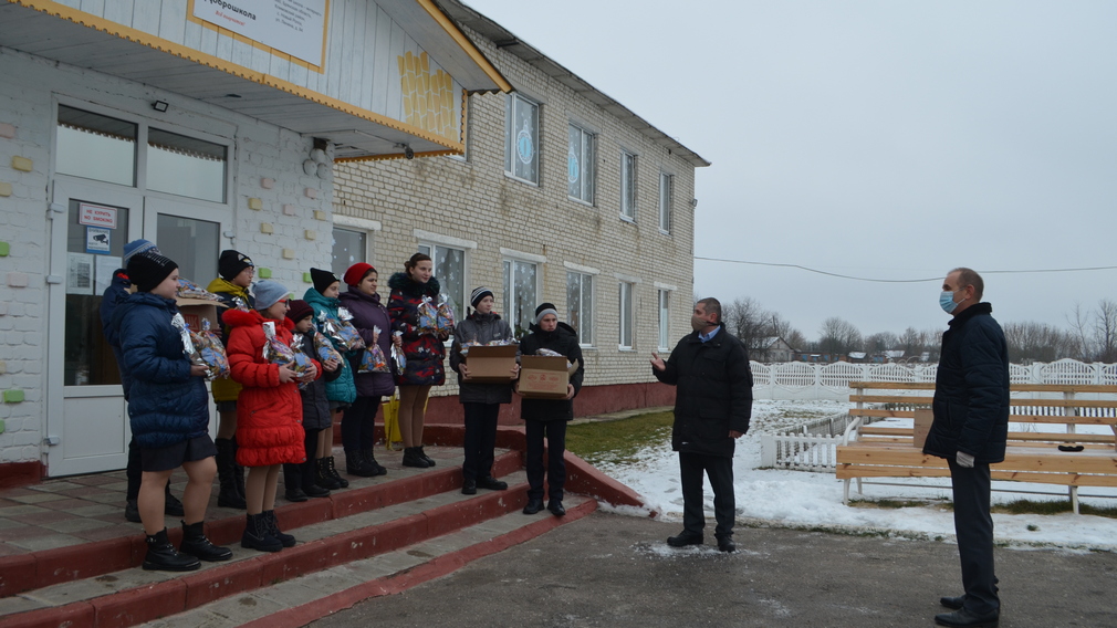 Депутат Брянской облдумы передал новогодние подарки для детей из климовского интерната