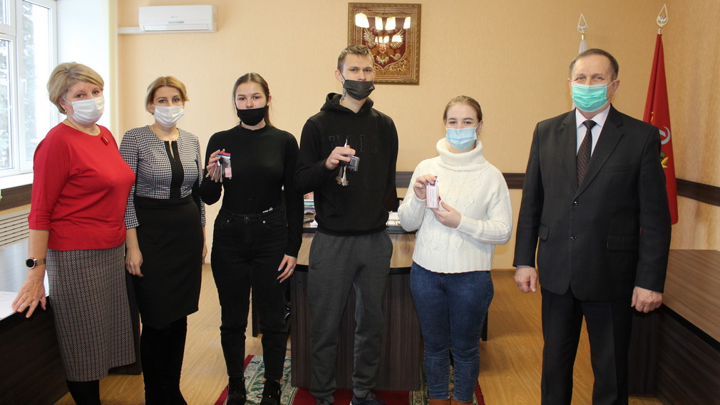 В Суземке дети-сироты получили новое жилье