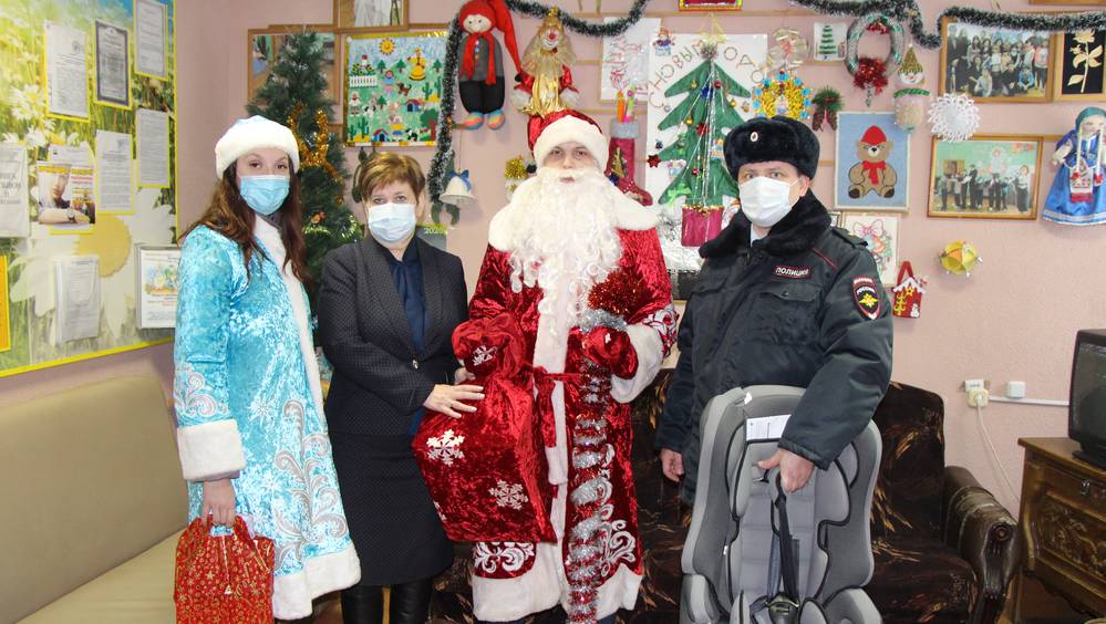 Брянские полицейские поздравили детей из реабилитационного центра с Новым годом