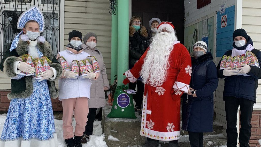 Дятьковские молодогвардейцы вручили воспитанникам и сотрудникам соцприюта новогодние подарки