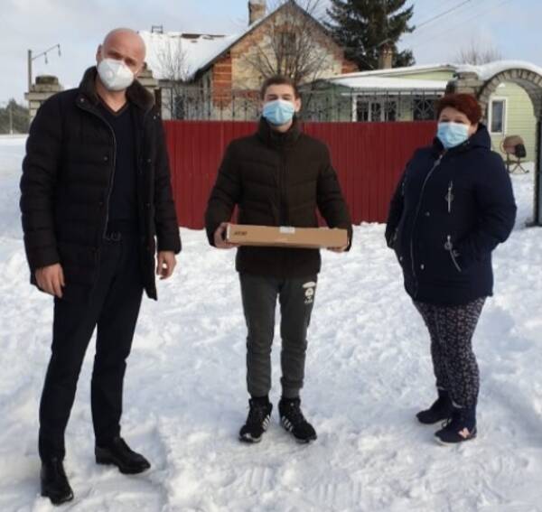 Брянской многодетной семье в рамках акции «Ёлка желаний. Мы-вместе» подарили ноутбук