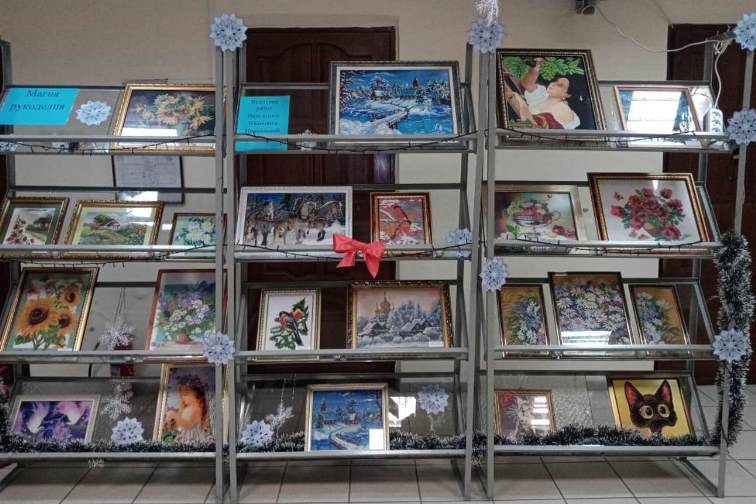 В Карачевской библиотеке открылась выставка «Магия рукоделия»