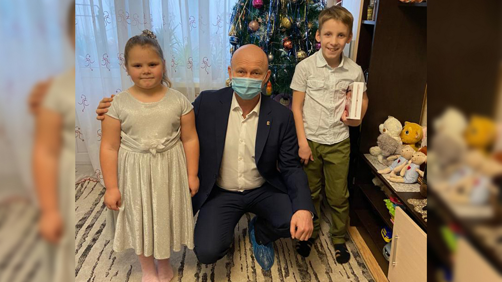 Замгубернатора Александр Коробко вручил юным брянцам новогодние подарки