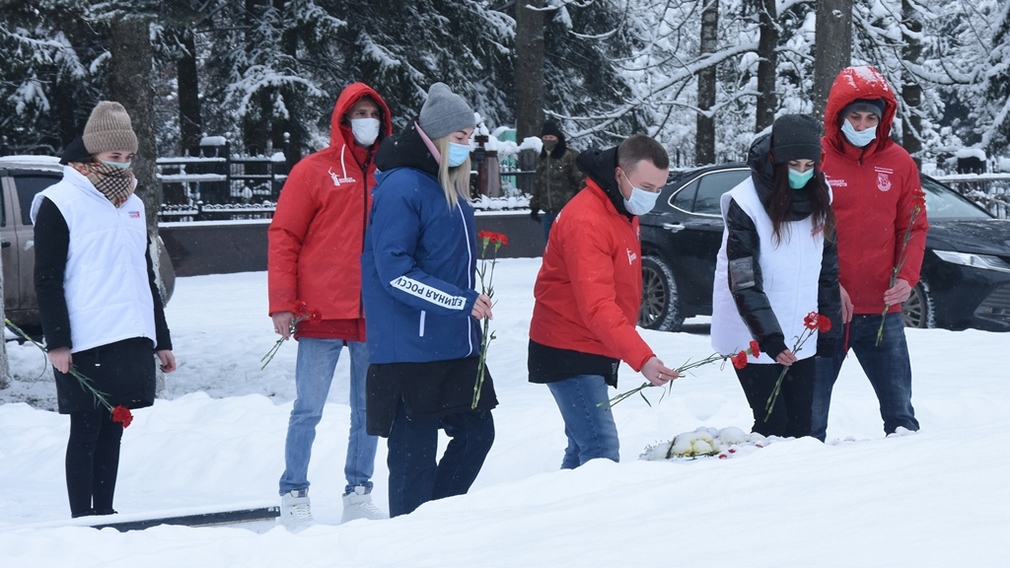Волонтёры «Единой России» почтили память солдат Великой Отечественной войны