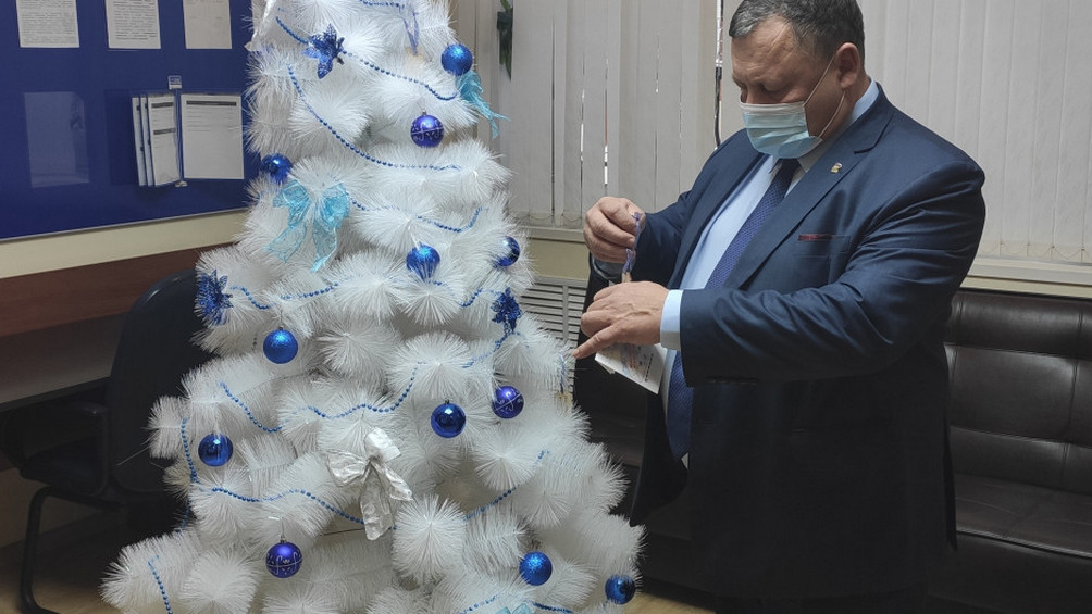 Брянский депутат исполнил новогоднюю мечту девочки из Сельцо