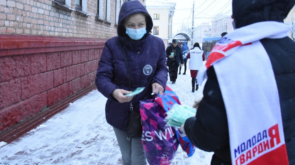 В Брянске волонтеры участвуют в бесплатной акции по раздаче медицинских масок