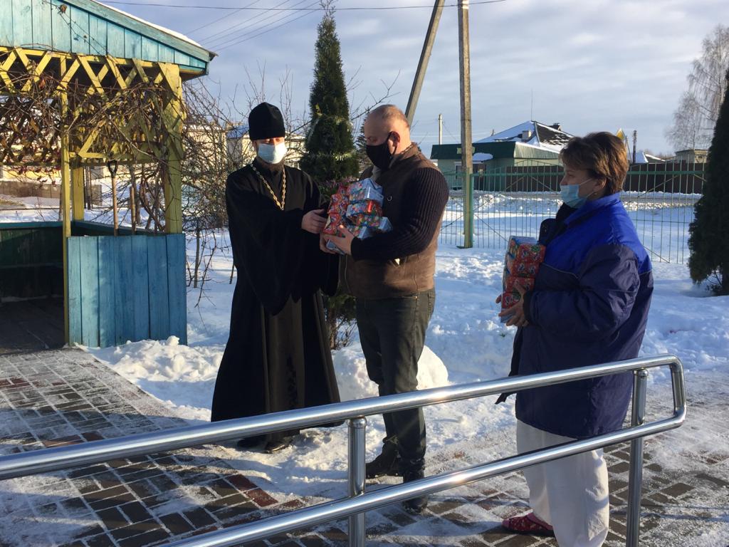 Благочинный Карачевского церковного округа и глава Верхопольского сельского поселения посетили Дом-интернат для пожилых людей п. Теплое