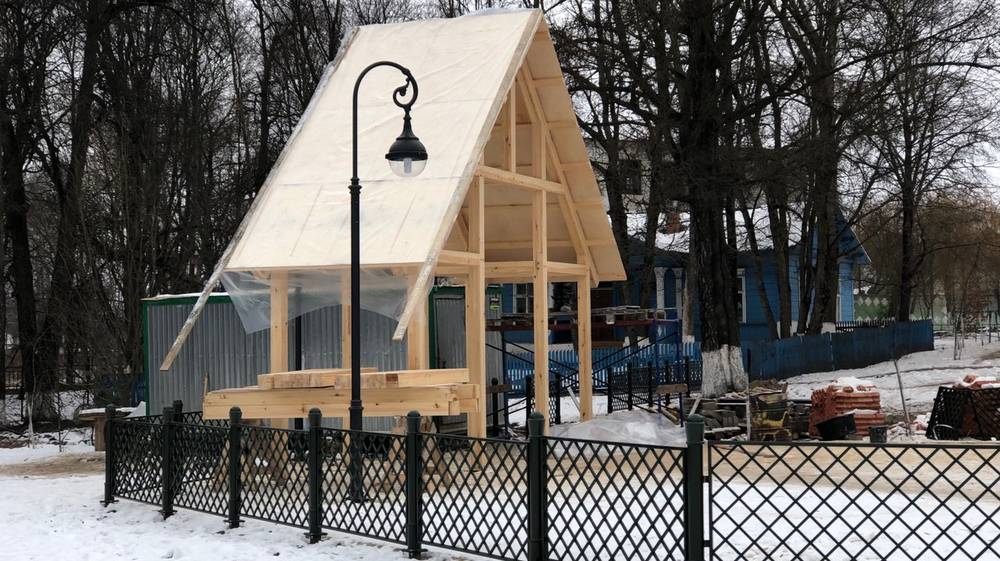 Входную группу в локотской усадьбе Михаила Романова начали сооружать