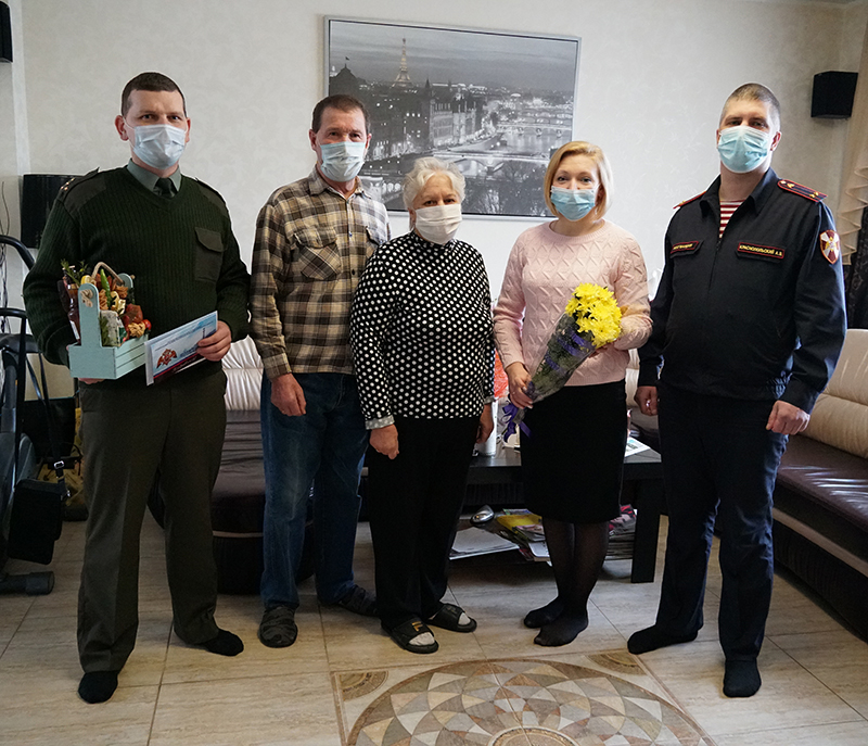 В Брянске росгвардейцы поздравили с юбилеем отца Героя России