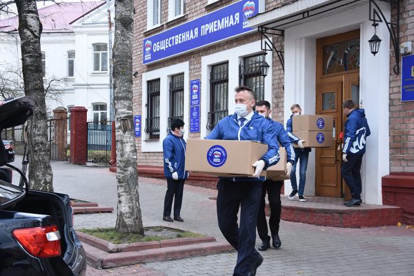 Доставка лекарств пациентам, автоволонтерство и помощь медикам: как «Единая Россия» отмечает день рождения