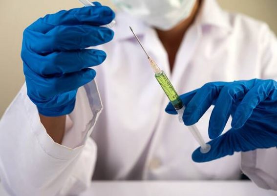 Брянцам рассказали про связь алкоголя и вакцины от коронавируса