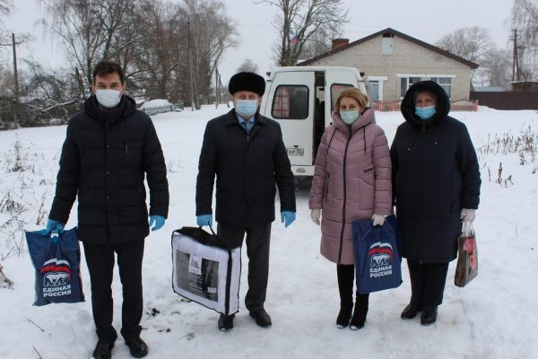 В Суземке подарили новогодние презенты многодетным и малообеспеченным семьям