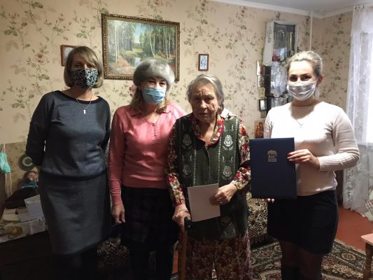 Долгожительница из Трубчевска принимает поздравления от Президента и «Единой России»