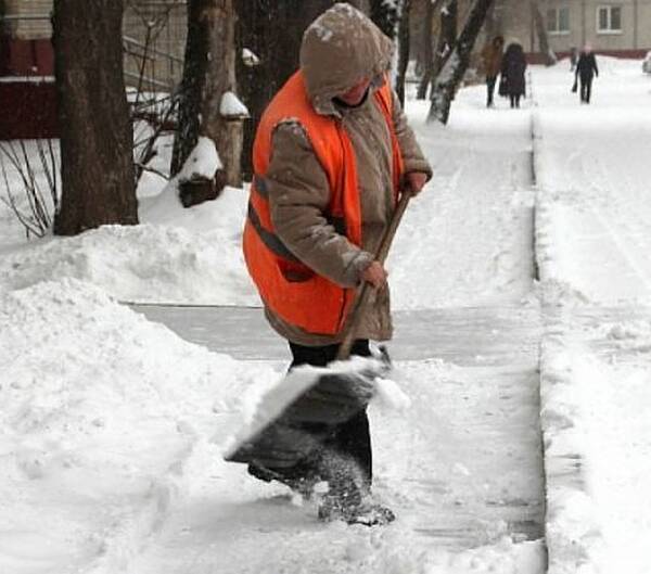 В Брянске коммунальщики расчищают улицы от снега