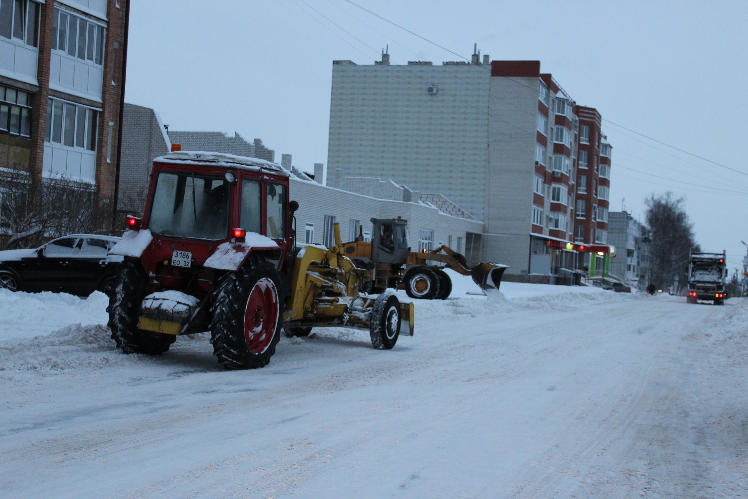 В брянском Карачеве на борьбу со снегопадом вышли коммунальщики