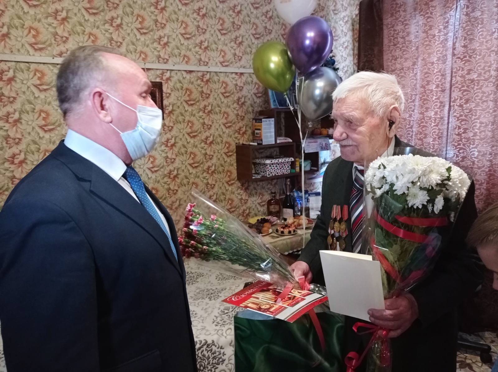 В Брянске с 95-летием поздравили ветерана Великой Отечественной войны