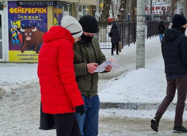 Брянские волонтеры продолжают информировать жителей о пользе вакцинации