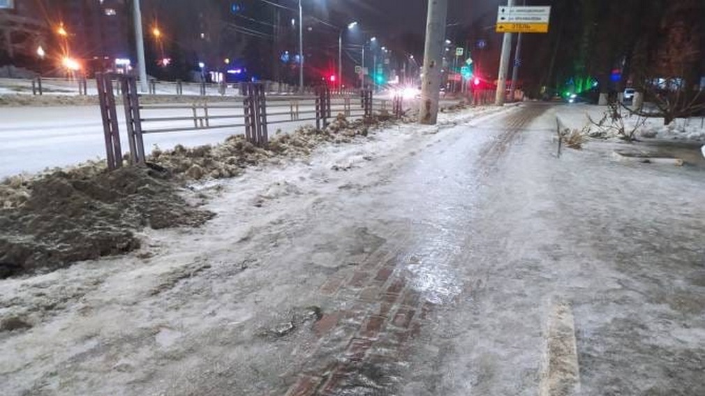 Для обработки дорог и тротуаров в Брянске заготовили 31 тысячу м³ песко-соляной смеси