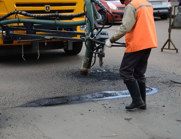 В Брянске в новогодние праздники продолжался ямочный ремонт дорог