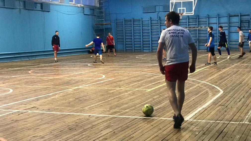 Состоялся товарищеский матч по футболу между командами правительства Брянщины и  строительного колледжа