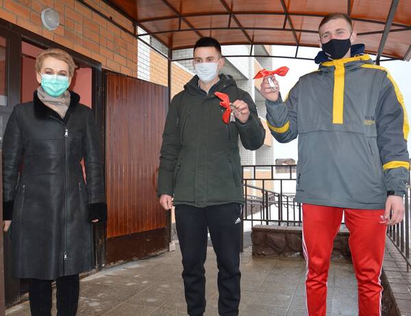 Двум сиротам вручили ключи от квартир в Гордеевском районе