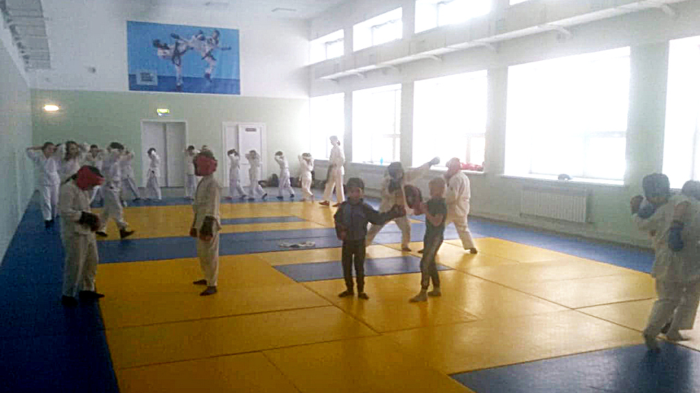 В спортцентре брянской Жуковки проходит 1-ая тренировка по рукопашному бою