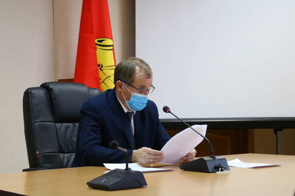 На совещании мэр Брянска поднял вопрос о переселении из аварийного жилья