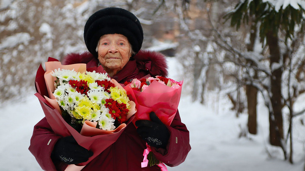 Брянскую долгожительницу поздравили со 100-летним юбилеем