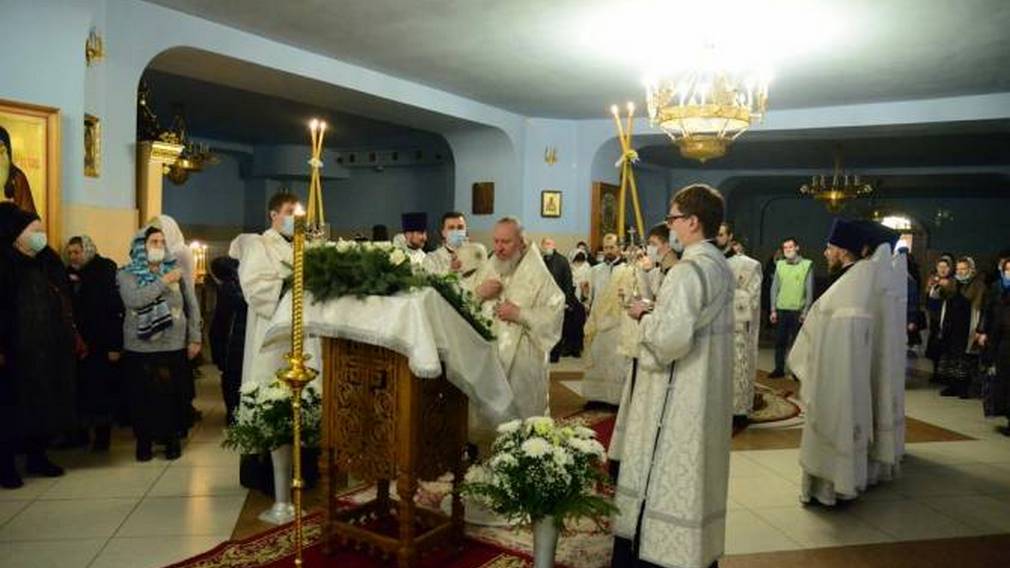 Жителям Брянской области рекомендовали смотреть рождественскую трансляцию дома