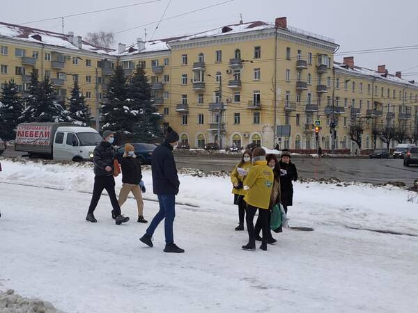 Брянские волонтеры рассказывают людям о вакцинации