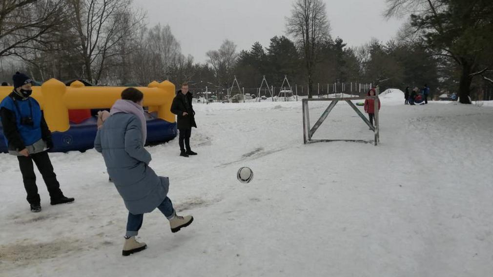 На спортивном фестивале брянские студенты играют в зимний футбол