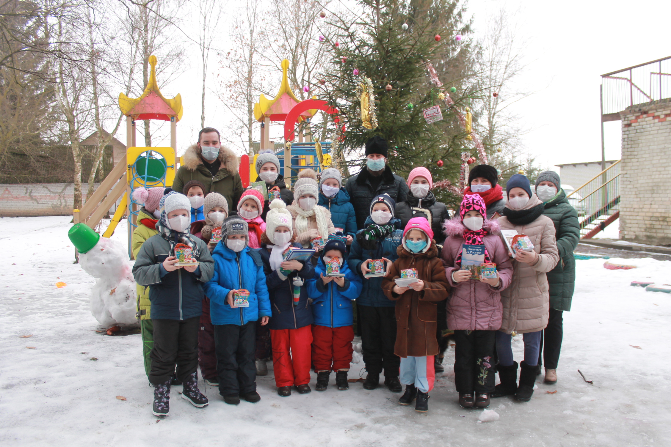 Благочинный Карачевского церковного округа поздравил детей из социального приюта с наступающим Рождеством Христовым