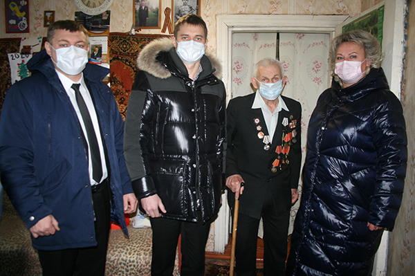 Поздравили ветеранов и школьников