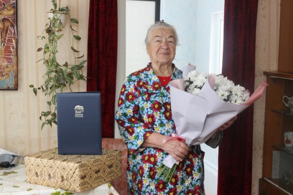 Жительницу Брянска поздравили с 85-летним юбилеем