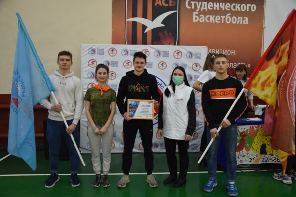 Брянских студентов поздравили с праздником и отблагодарили за сбор макулатуры