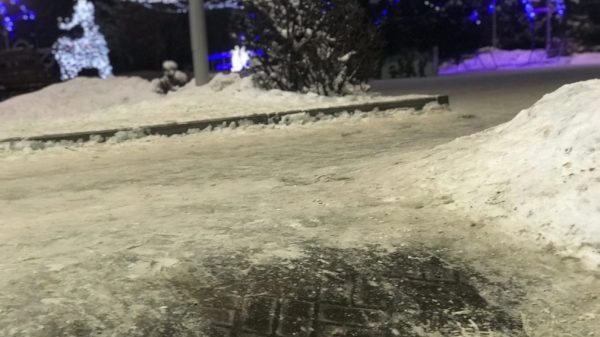 Территорию Кургана Бессмертия в Брянске избавили от ледяного «плена»