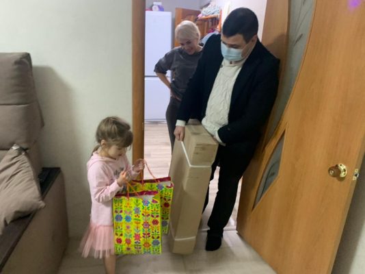 В рамках работы волонтерского центра «Единой России» председатель РОО «Казатель» приобрел мебель для нуждающейся семьи