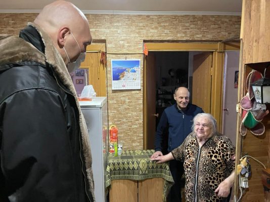 Николай Валуев передал продуктовые наборы брянским ветеранам