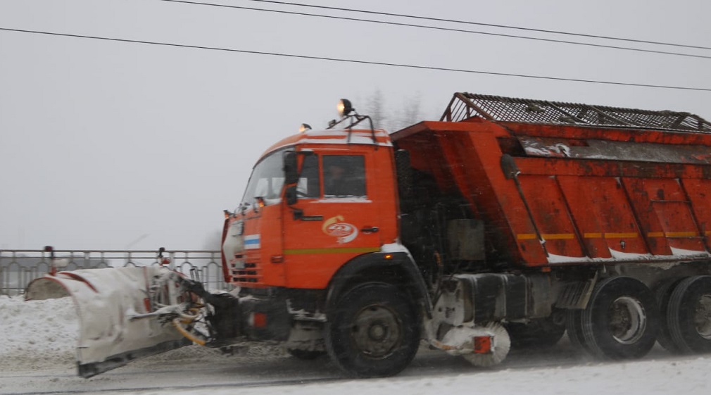 В Брянске на  расчистку улиц от снега вывели более 80 единиц спецтехники