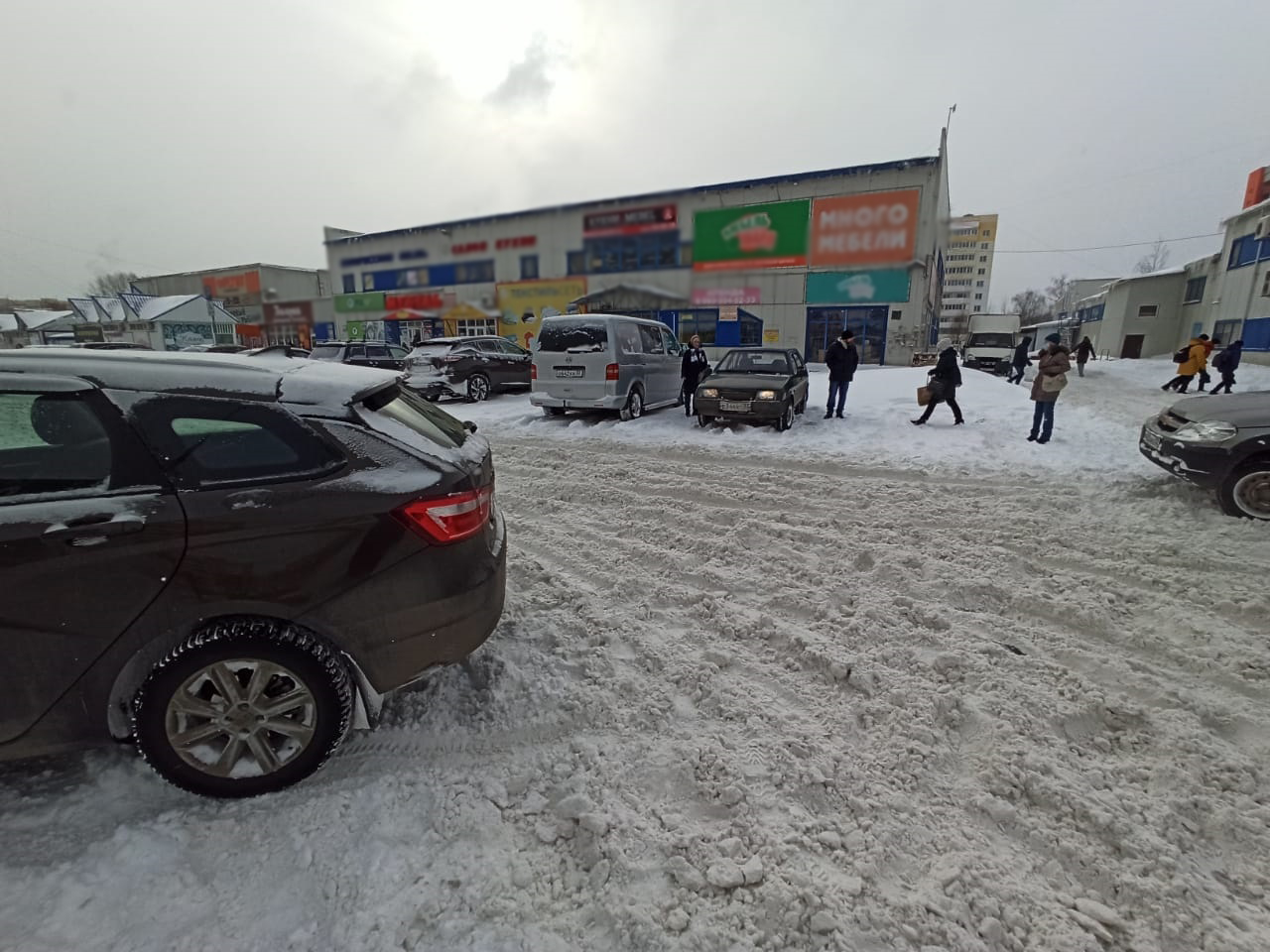 Владельцы торговых павильонов в Володарском районе не убирают снег