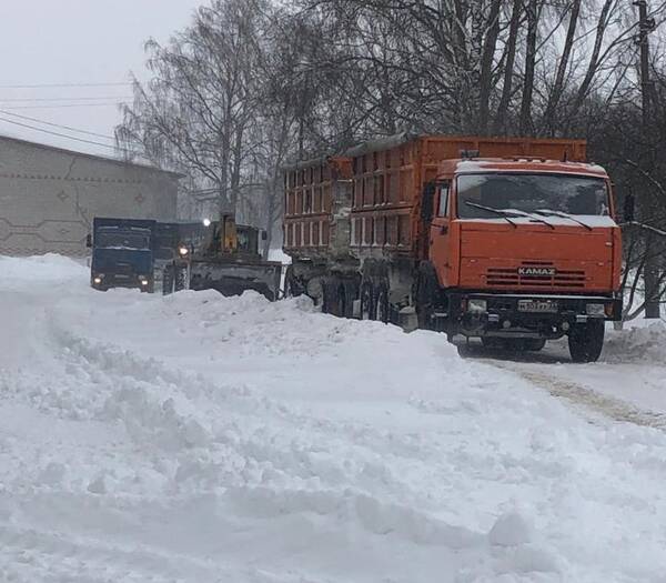 В Стародубском округе бороться со снегопадом помогают сельхозпредприятия