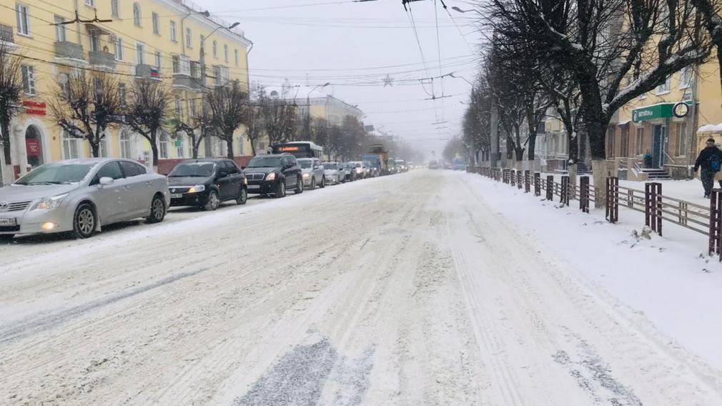 В Брянске оперативно ликвидируют последствия снегопада