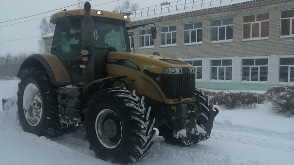 Техника брянского агрохолдинга «Охотно» расчищает дороги жирятинской деревни от снега